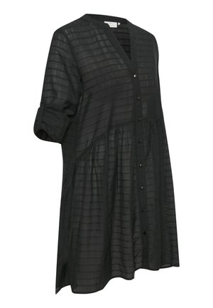 Czarna prześwitująca sukienka do kolan z poziomymi paskami, dekoltem w serek, guzikami z przodu i podwiniętymi rękawami do połowy przedramienia z patkami na guziki.