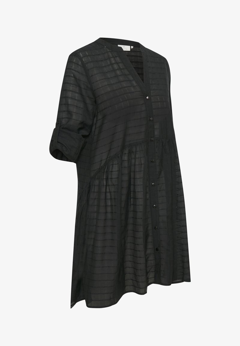 Robe noire transparente mi-genoux avec des rayures horizontales, col en V, boutons à l'avant et manches trois-quarts retroussées avec pattes de boutonnage.