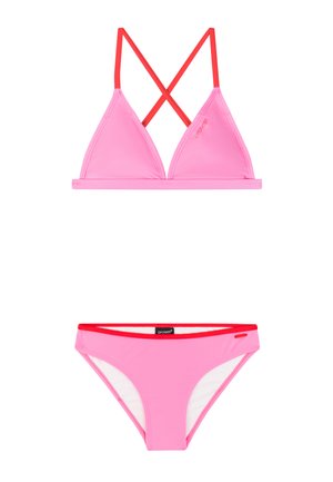 Roze tweedelig bikini met rode gekruiste schouderbandjes op het bovenstuk en rode rand aan de onderkant, gebrandmerkt met "protest" logo's.