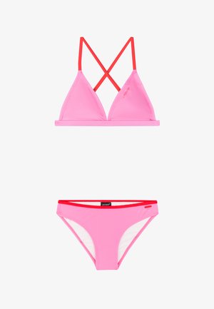 Roze tweedelig bikini met rode gekruiste schouderbandjes op het bovenstuk en rode rand aan de onderkant, gebrandmerkt met "protest" logo's.