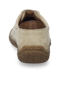 Béžová semišová slip-on obuv s kulatou špičkou, kontrastním hnědým koženým vnitřním podšívkami a texturovanou přírodní gumovou podrážkou.