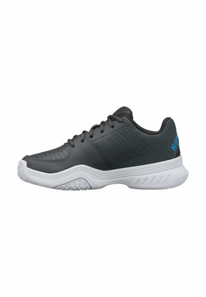 Chaussure de sport gris foncé avec lacets noirs et col rembourré, avec semelle blanche texturée et logo bleu au talon.