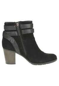 Musta mokkanahkainen nilkkabootsi, jossa on 5 cm lohkokorko, sivu vetoketju, kaksi nahkahihnaa nilkan ympärillä ja nahkakoristeet sivuilla.