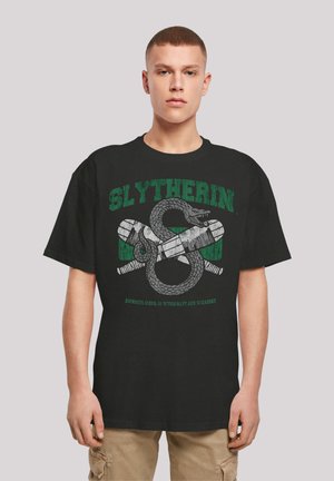 Fekete pamut póló, Slytherin mintával, zöld és fehér kígyóval és szöveggel, rövid ujjú, laza szabású.