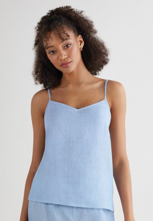 Lichtblauw, ribbelachtig tanktop met dunne bandjes en een v-hals. Zachte textuur, losse pasvorm en een rechte zoom. Geen zichtbare patronen of accenten.