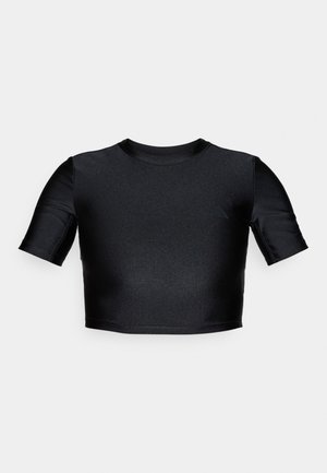 Musta lyhyt toppi, joka on valmistettu kiiltävästä, sileästä kankaasta. Siinä on lyhyet hihnat ja pyöreä kaula-aukko. Minimalistinen muotoilu, jossa ei ole näkyviä kuvioita tai yksityiskohtia.