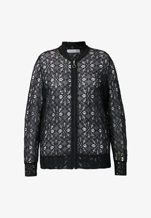 Veste bomber en dentelle noire avec un motif floral, fermeture éclair, col montant, et poignets et ourlet côtelés pour un look texturé.
