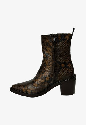 Botín de tobillo con estampado de serpiente marrón, punta afilada, cremallera lateral y tacón de bloque de altura media. Presenta una textura brillante y un patrón distintivo.