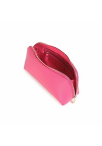 Borsa cosmetica in pelle rosa con superficie testurizzata, forma curva e zip color oro. L'interno presenta tasche per l'organizzazione.