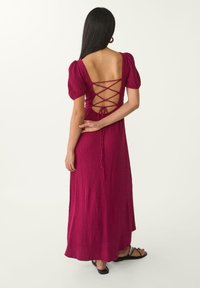 Stradivarius Maxi šaty - pink