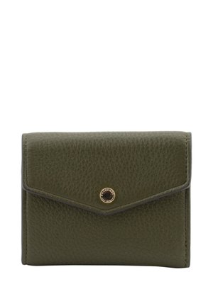 Portefeuille en cuir texturé vert olive avec fermeture à rabat et petit bouton rond doré au centre avant.