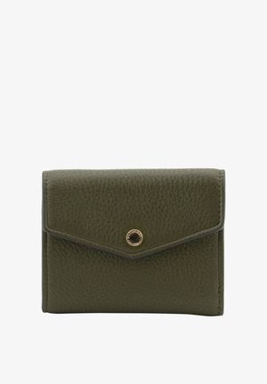 Portefeuille en cuir texturé vert olive avec fermeture à rabat et petit bouton rond doré au centre avant.