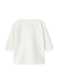 Camisa blanca de manga larga hecha de algodón suave, con un cuello redondo y una textura suave, sin patrones ni acentos visibles.