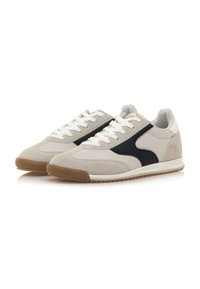 Sneaker aus Wildleder und Leder, mit einem Farbdesign in Weiß und Schwarz, weißen Schnürsenkeln und einer Gummisohle mit strukturierten Details.