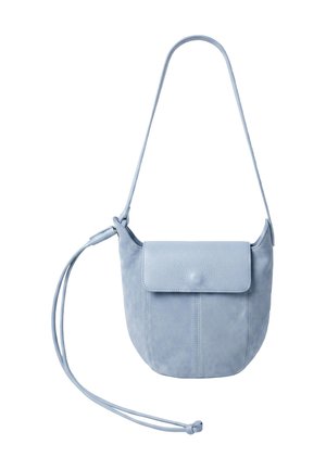 Piccola borsa a tracolla in pelle azzurro chiaro con patta frontale e tracolla regolabile lunga su sfondo bianco.