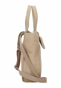 Bolso de cuero beige con dos asas superiores y una correa de hombro desmontable. Textura suave, forma rectangular y detalle de etiqueta con el logo en el lateral.