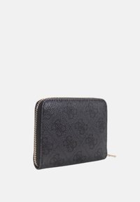 Portefeuille noir texturé avec fermeture éclair, présentant un motif en relief subtil. Forme rectangulaire avec une fermeture éclair et une tirette en ton doré.