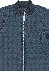 Námornícky modrá prešívaná bomber bunda s ribbed golierom a strieborným zipsom. Textúrovaný povrch s zaoblenými vzormi a vyšitým logom.