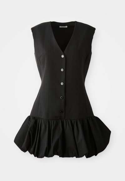 Vestido negro sin mangas con un escote en V profundo, cierre de botones en la parte delantera y dobladillo con volantes. Fabricado con una tela suave que cuenta con un corsé estructurado y una textura suave.