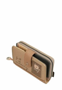 Cartera beige con superficie texturizada, cierre de cremallera y un lazo de metal. Presenta un diseño divertido de un gato y texto en relieve en la parte frontal.