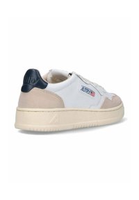 Sneakers bianchi in pelle con dettagli in suede beige, tallone blu navy, suola in gomma testurizzata e logo laterale. Design classico low-top.