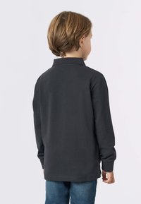 Polo shirt a maniche lunghe grigio scuro con colletto, dotato di una texture liscia e una vestibilità comoda. Il retro presenta dettagli di design minimi.