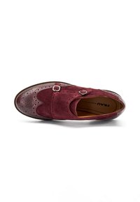Zapato de vestir de ante burdeos con detalles de brogue, acentos de doble hebilla y puntera de cuero suave. Suela plana con un acabado texturizado.