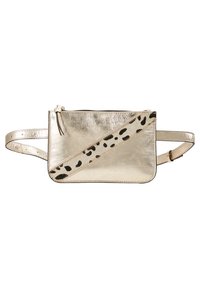 Borsa in pelle metallizzata oro con un accento diagonale in stampa animale nera, dotata di chiusura con zip e di una tracolla regolabile. Texture liscia, design elegante.