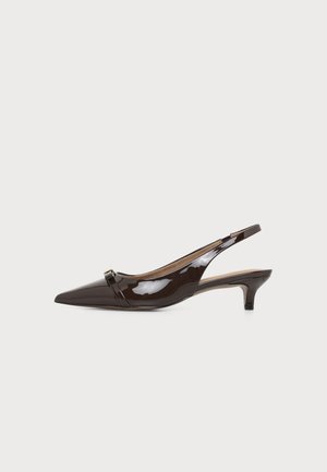 Tmavohnedá lodička slingback z lakovanej kože so špicatou špičkou, malým ihličkovým opätkom a dekoratívnou sponou na prednej remienku.
