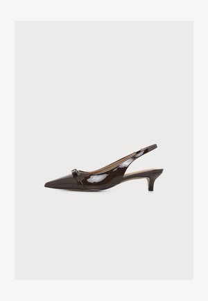 Tmavohnedá lodička slingback z lakovanej kože so špicatou špičkou, malým ihličkovým opätkom a dekoratívnou sponou na prednej remienku.