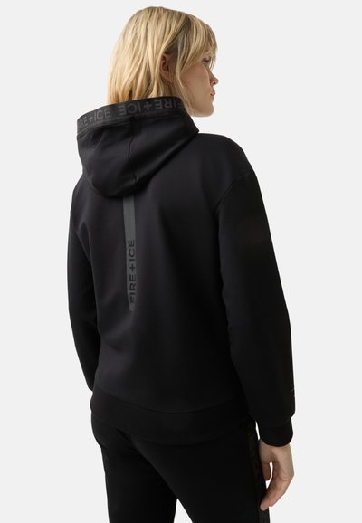 Schwarzer Hoodie mit geripptem Saum und Bündchen, mit einem kontrastierenden grauen Logo auf der Rückseite. Glatte Textur, entworfen für Komfort und Passform.