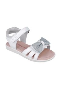 Sandalia de cuero blanco con un lazo plateado brillante como acento, diseño de punta abierta y correa ajustable. Suela texturizada y plantilla rosa.