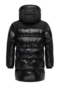 Svart pufferjacka med en glänsande, vadderad textur, med huva och långa ärmar, utformad för värme och täckning.