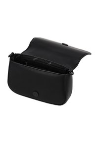 Borsa a tracolla nera in pelle con chiusura a patta, dotata di un singolo bottone a pressione e tasca interna con zip. Texture liscia, design compatto.