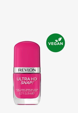 Felroze Revlon Ultra HD Snap vegan nagellakfles met zilveren band en groen veganistisch symbool op een witte achtergrond.