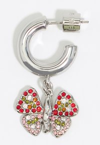 Sidabrinė metalinė lankinė auskarų pora su drugelio žavesiu, puoštus spalvingais rhinestones raudonos, žalios, oranžinės ir rožinės spalvų.