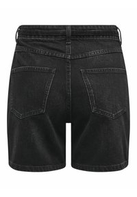 Shorts en denim noir avec une taille mi-haute, poches arrière et coutures nettes. Le tissu a une texture douce et un léger effet délavé.
