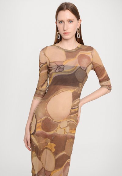 Rochie cu mânecă lungă și croi ajustat, având un model abstract maro cu diverse forme și texturi, confecționată dintr-un material translucid. Accentuata cu cercei.