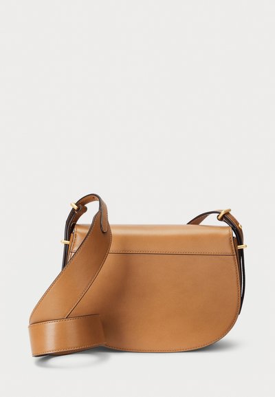 Bolsa de ombro em couro castanho com forma curvada, alça ajustável, detalhes em metal dourado e costura mínima.