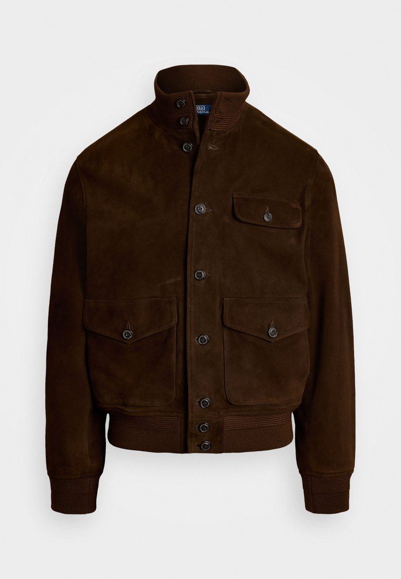 Brun ruskindjakke med høj krave, knaplukning, ribbede manchetter og to brystlommer. Tekstureret overflade med en glat finish.