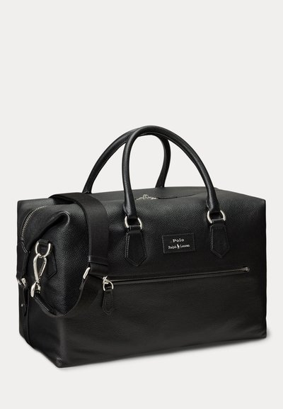Czarna skórzana torba sportowa Polo Ralph Lauren z dwoma uchwytami, odpinanym paskiem na ramię, przednią kieszenią na suwak i naszywką z logo z przodu.