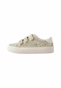 Baskets dorées scintillantes avec trois bandes Velcro, une semelle texturée beige clair et un intérieur lisse blanc. Adaptées à un usage décontracté.