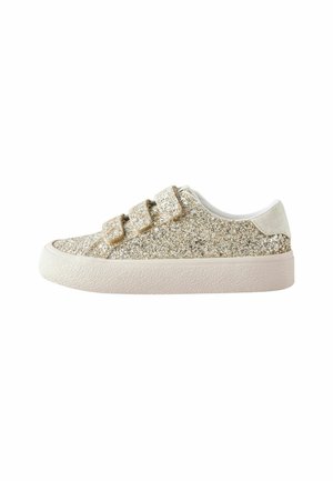 Scarpe da ginnastica dorate e brillanti con tre cinturini in velcro, una suola texture avorio e un interno bianco liscio. Adatte per un abbigliamento casual.