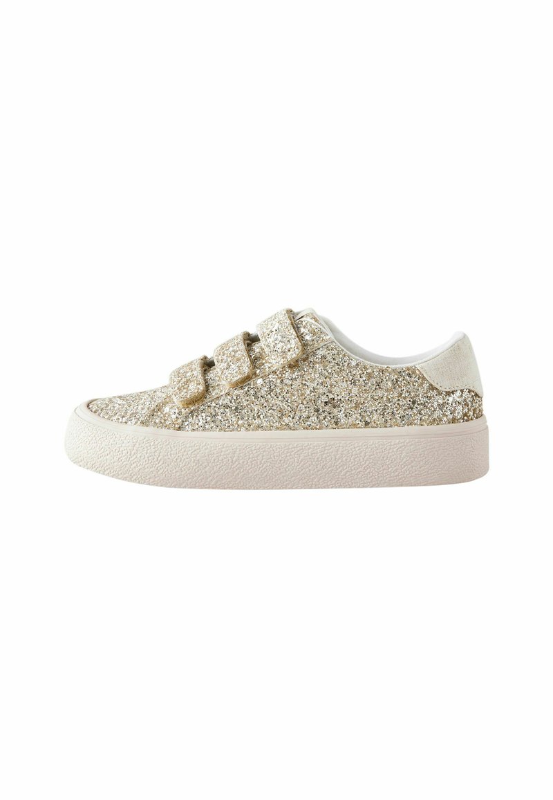 Baskets dorées scintillantes avec trois bandes Velcro, une semelle texturée beige clair et un intérieur lisse blanc. Adaptées à un usage décontracté.