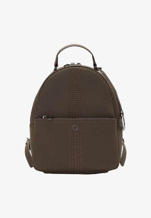 Brązowy plecak wykonany z miękkiego materiału, o zaokrąglonym kształcie z górnym uchwytem, przednią kieszenią na zamek oraz ozdobnym przeszyciem.
