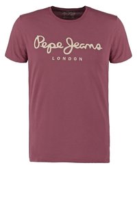 Bordeaux farbenes T-Shirt mit kurzen Ärmeln aus Baumwolle, das ein großes beiges Logo "Pepe Jeans" zeigt, mit "LONDON" darunter in einer lässigen Schriftart gedruckt.