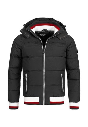 Schwarze Steppjacke mit einem Frontreißverschluss, zwei Reißverschlusstaschen und gerippten Bündchen mit roten und weißen Akzenten. Kapuze mit verstellbarem Kordelzug.