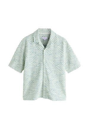 Košile s krátkým rukávem na knoflíky se světle zeleným a bílým abstraktním vlnitým vzorem a rozloženým límcem.
