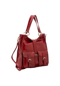 Rode handtas van patenterleer met twee voorzakken, glanzende afwerking en dubbele handvatten. Inclusief verstelbare schouderriem en gouden hardware accenten.