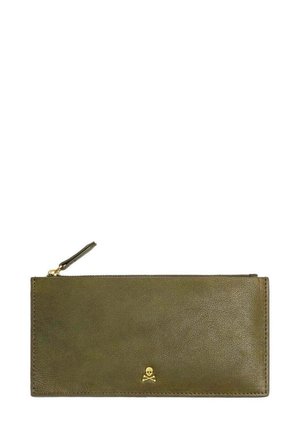 Cartera de cuero verde con cremallera y pequeño emblema de calavera y tibias doradas centrado en la parte frontal.